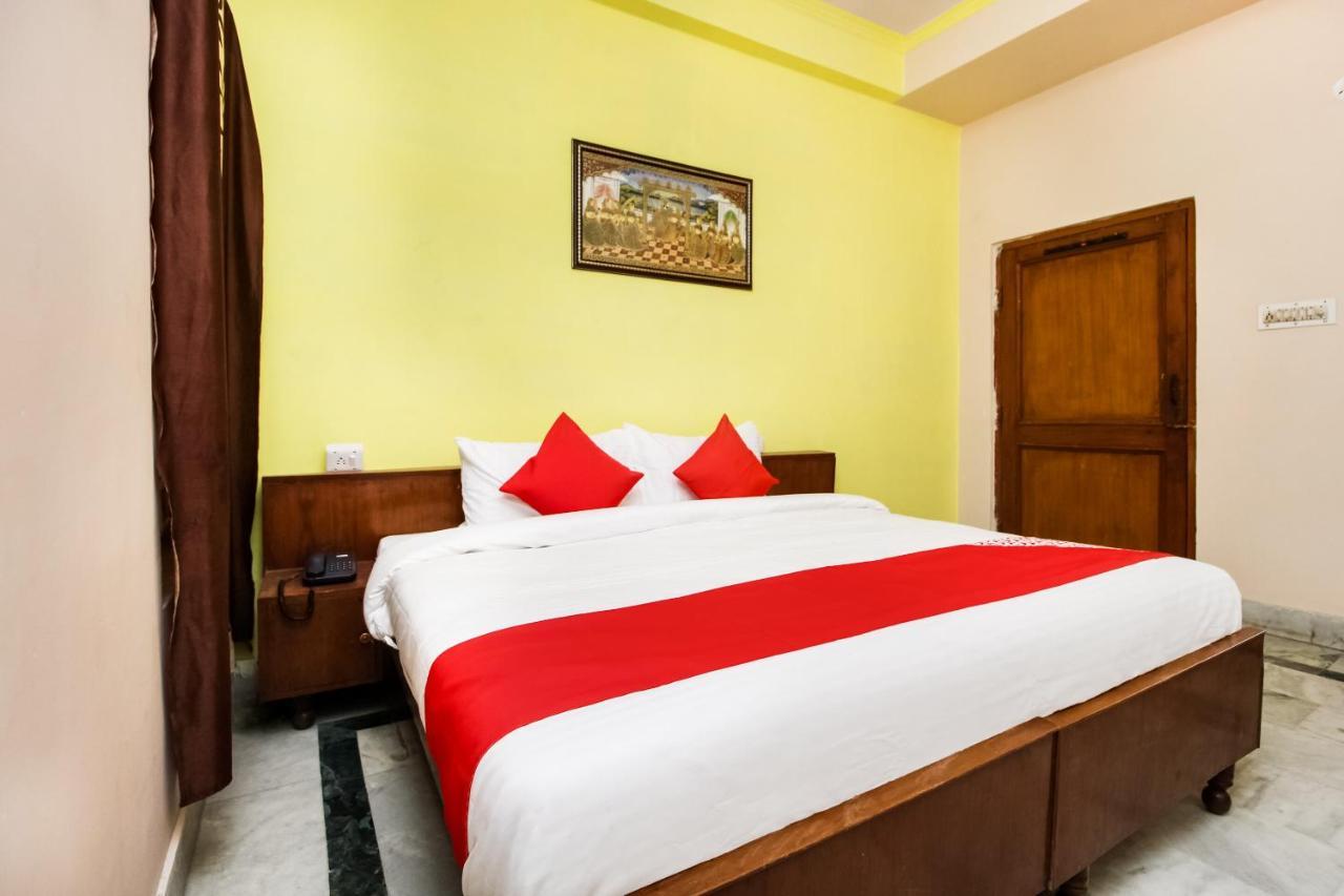 Oyo Hotel Apoorva Deluxe Джайпур Екстериор снимка