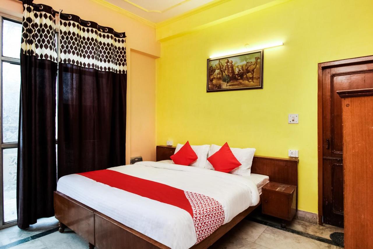 Oyo Hotel Apoorva Deluxe Джайпур Екстериор снимка