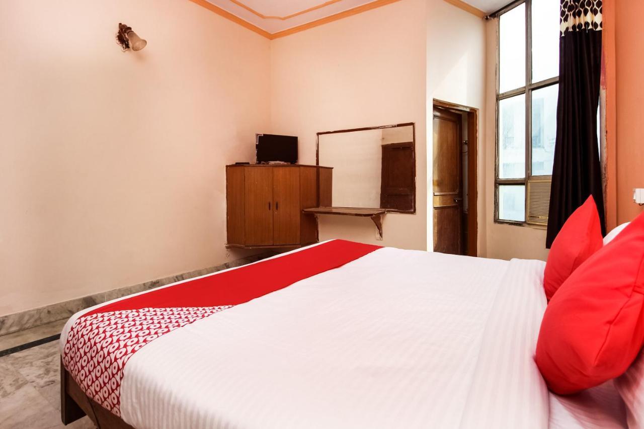 Oyo Hotel Apoorva Deluxe Джайпур Екстериор снимка